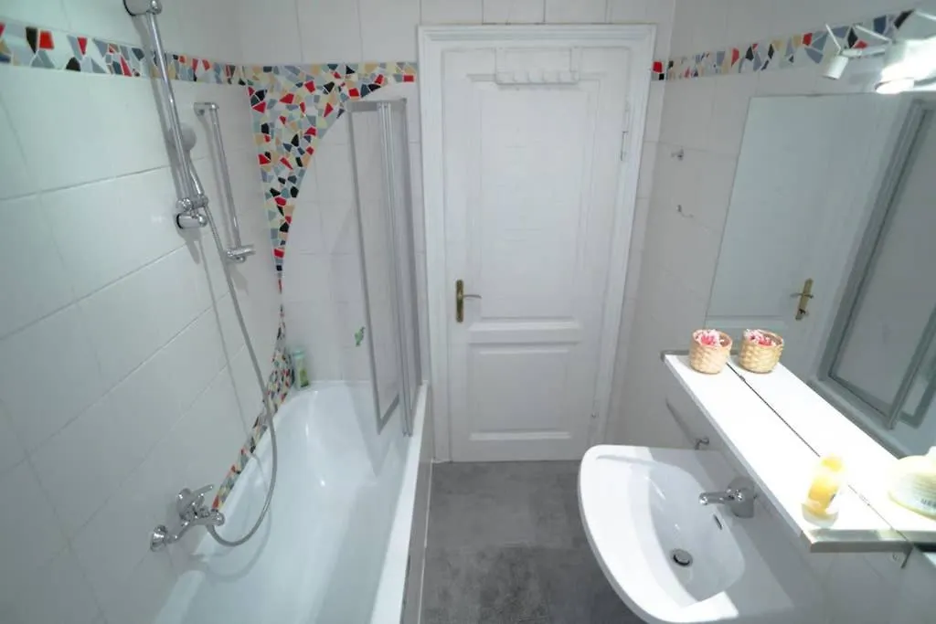 Cosy And Spacious Apartment In The Heart Of Innsbruck 0*,
